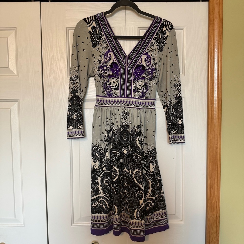 ECI New York Grey,‎ White, Purple and Black Paisley V-neck Long Sleeve Dress